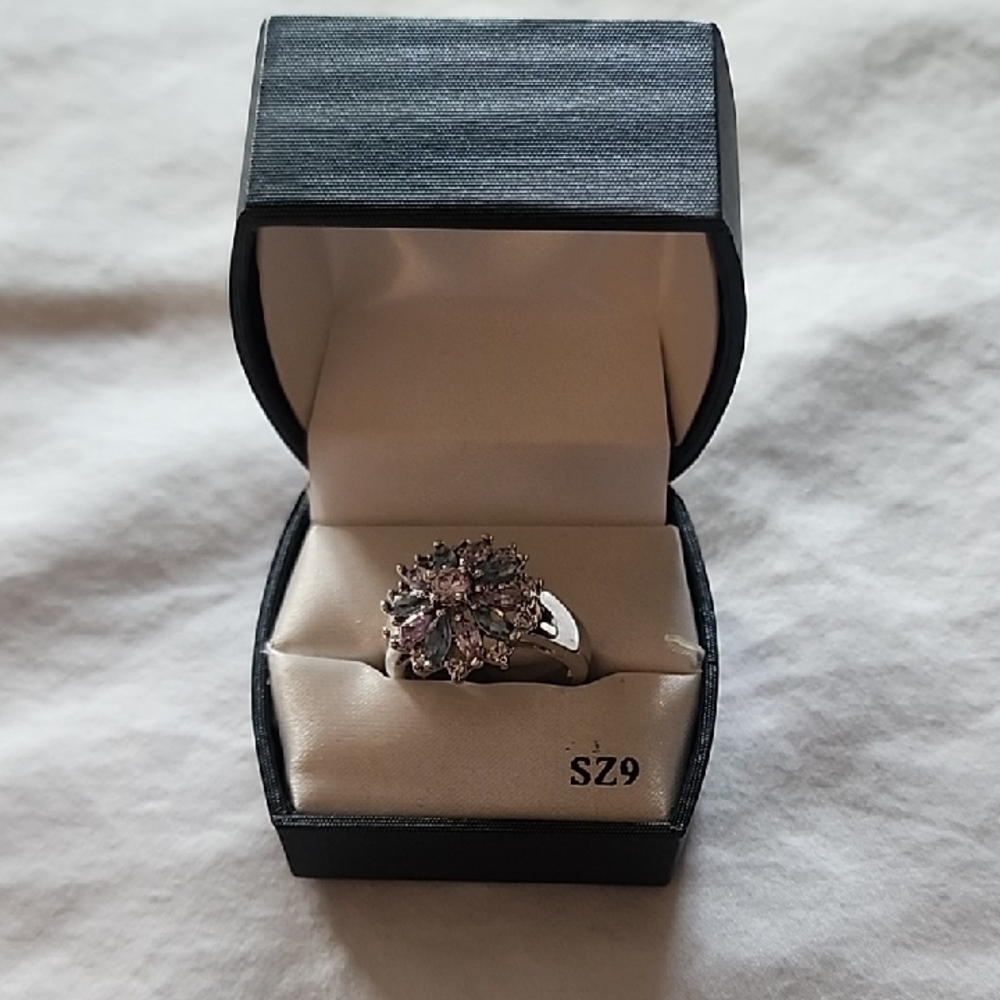 Elegant Silver Floral Ring